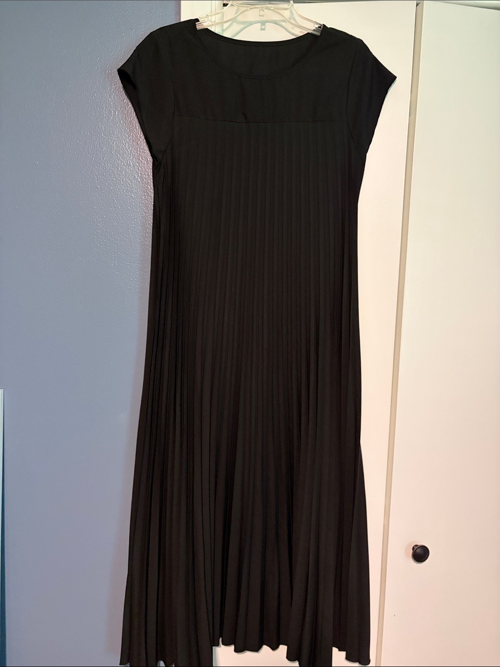SHEIN Black Pleated Cap-Sleeve Midi Dress
